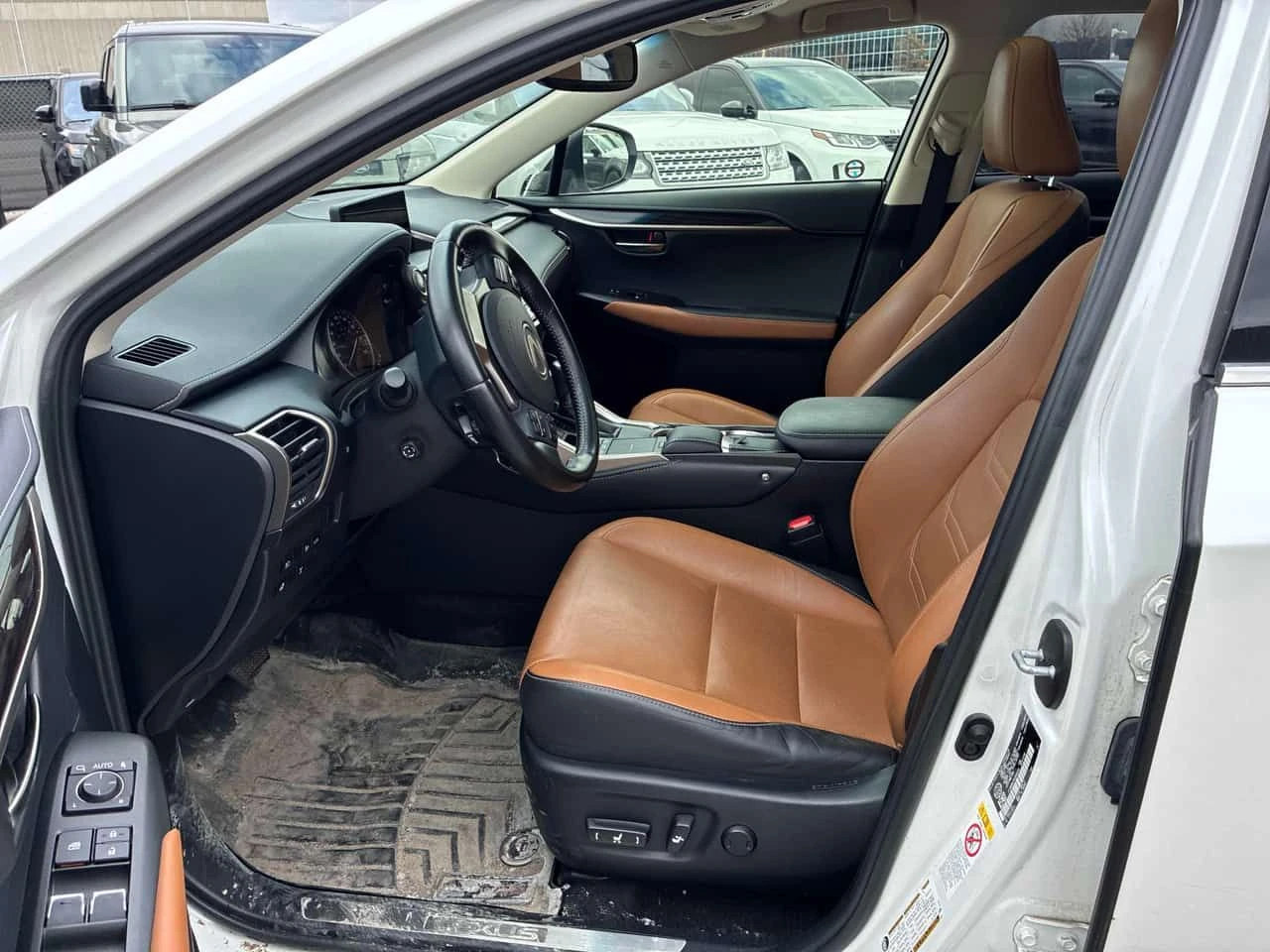 Lexus NX 300 * CARFAX * ПАНО * ОБДУХВАНЕ * + ГУМИ, снимка 5 - Автомобили и джипове - 54192699