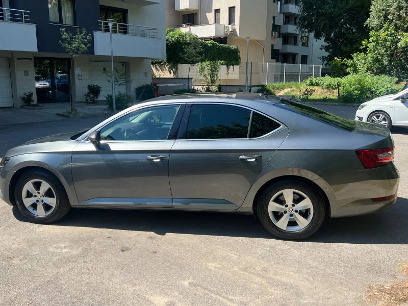 Skoda Superb Седан, снимка 8 - Автомобили и джипове - 46607322