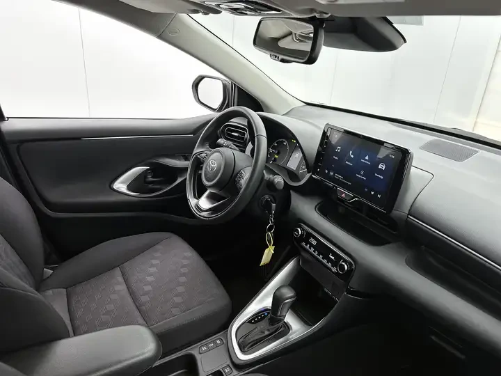 Toyota Yaris 1.5 HYBRID, снимка 11 - Автомобили и джипове - 55780673