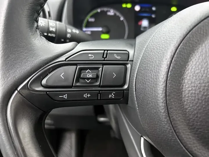 Toyota Yaris 1.5 HYBRID, снимка 9 - Автомобили и джипове - 55780673