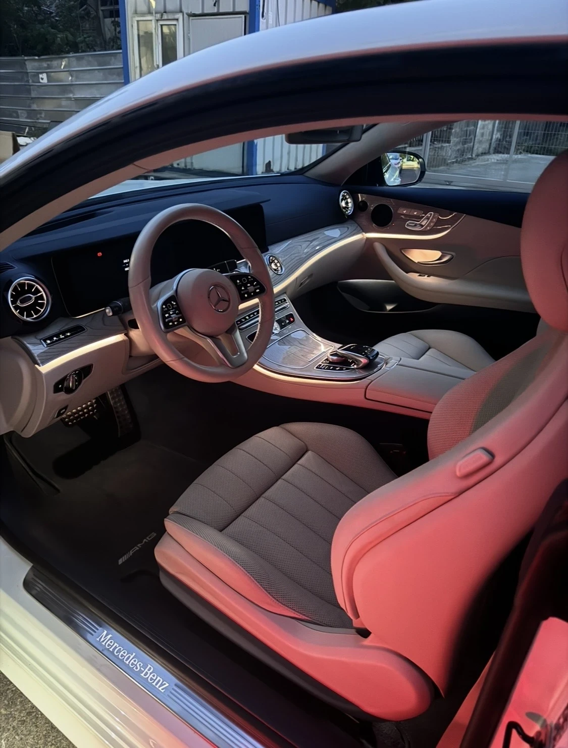 Mercedes-Benz E 400 AMG* 4MATIC* Обдухване* Масажи* Каско* Гаражна, снимка 4 - Автомобили и джипове - 54025658