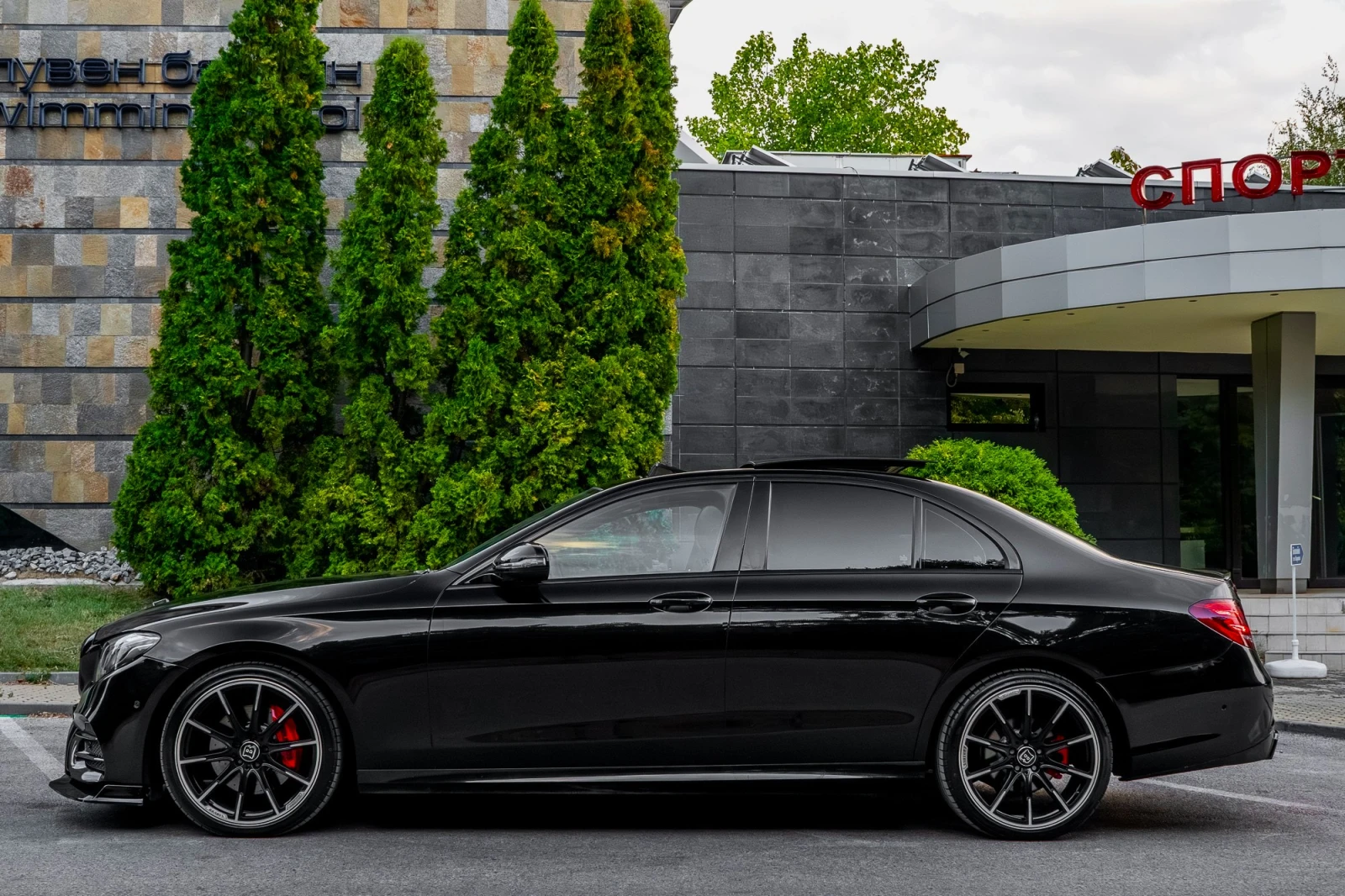 Mercedes-Benz E 220 d* BRABUS LIMITED* PANORAMA* 3XTV* CARBON* HEAD UP, снимка 2 - Автомобили и джипове - 56217478