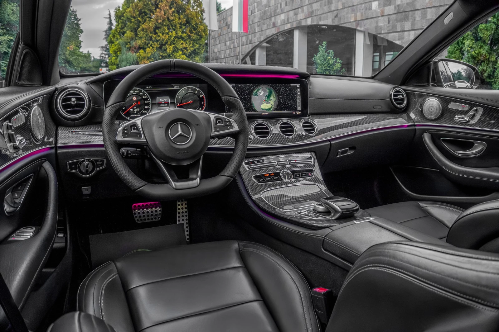Mercedes-Benz E 220 d* BRABUS LIMITED* PANORAMA* 3XTV* CARBON* HEAD UP, снимка 14 - Автомобили и джипове - 56217478
