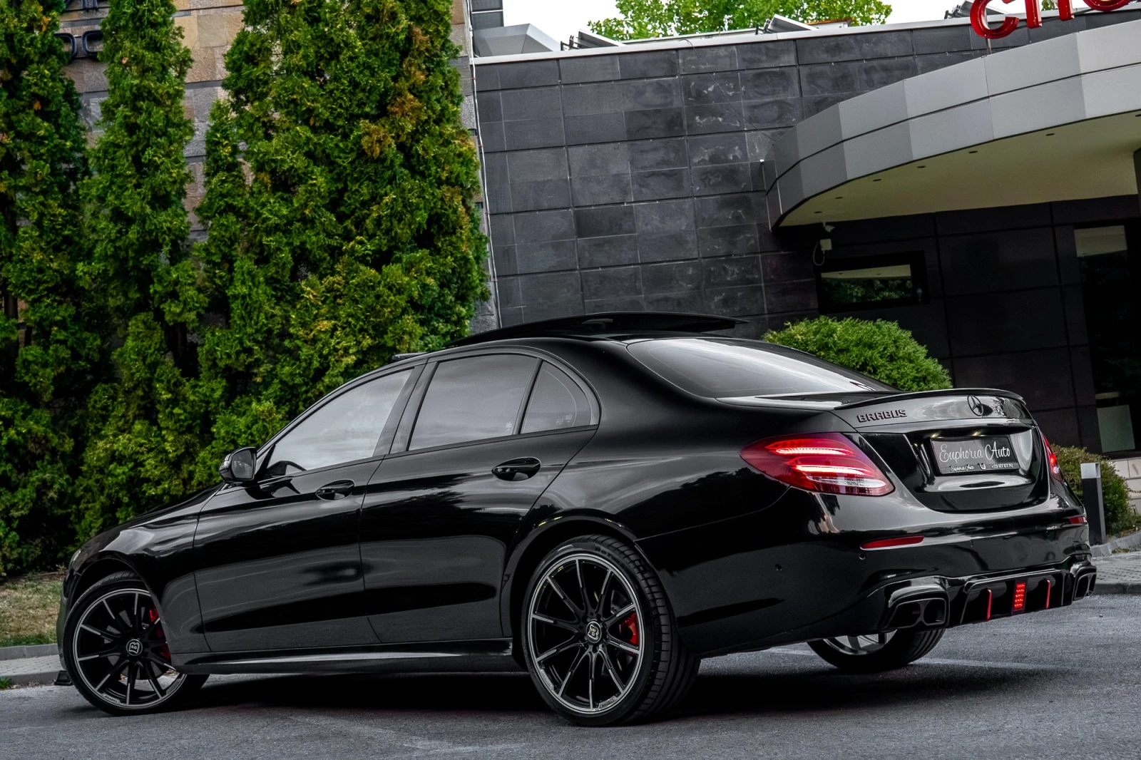 Mercedes-Benz E 220 d* BRABUS LIMITED* PANORAMA* 3XTV* CARBON* HEAD UP, снимка 3 - Автомобили и джипове - 56217478