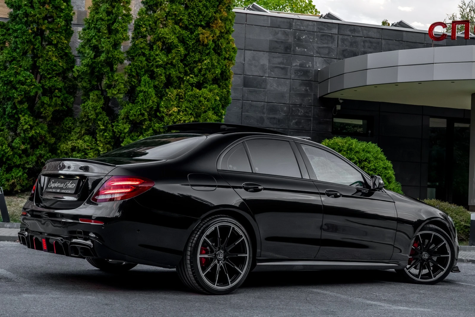 Mercedes-Benz E 220 d* BRABUS LIMITED* PANORAMA* 3XTV* CARBON* HEAD UP, снимка 5 - Автомобили и джипове - 56217478