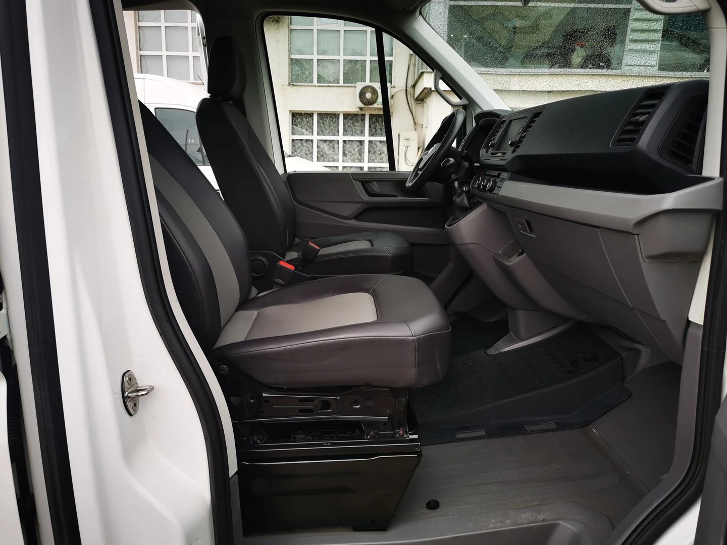 VW Crafter 35 DC Chassis M TDI предно - изображение 6