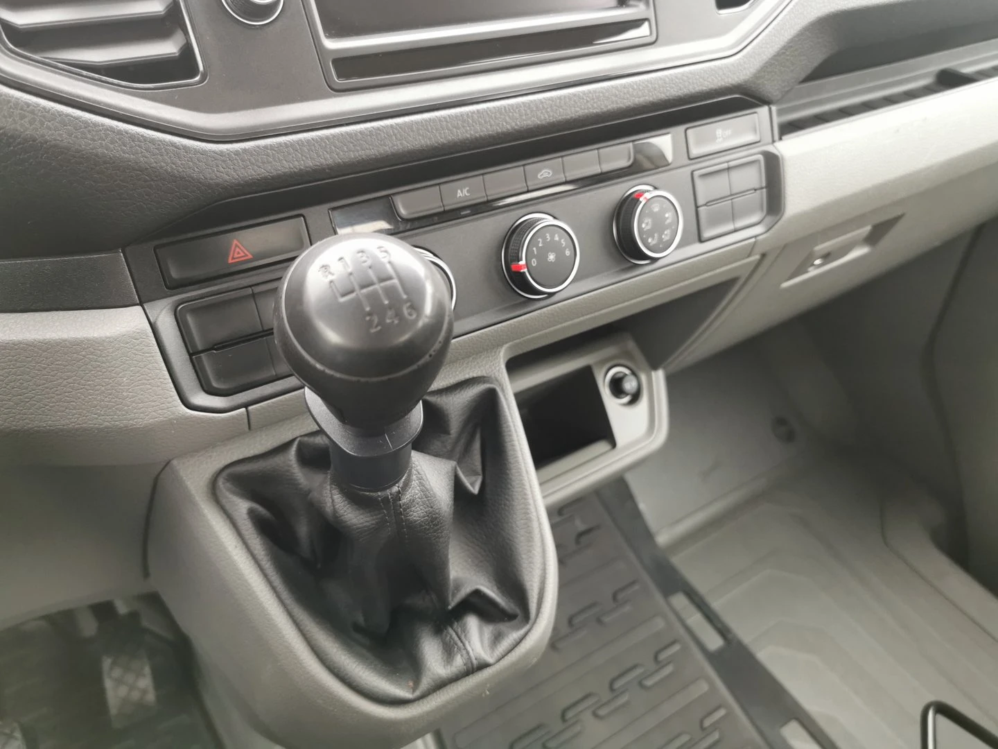 VW Crafter 35 DC Chassis M TDI предно - изображение 9