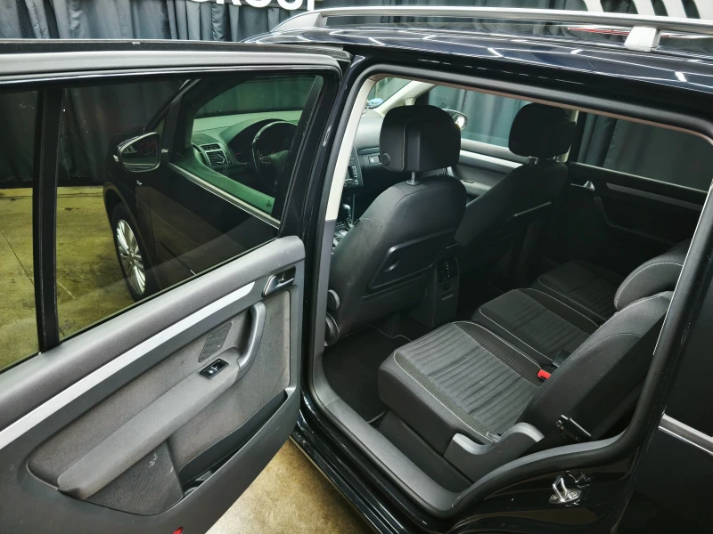 VW Touran 2.0TDI AUTOMATIC , снимка 9 - Автомобили и джипове - 50796249