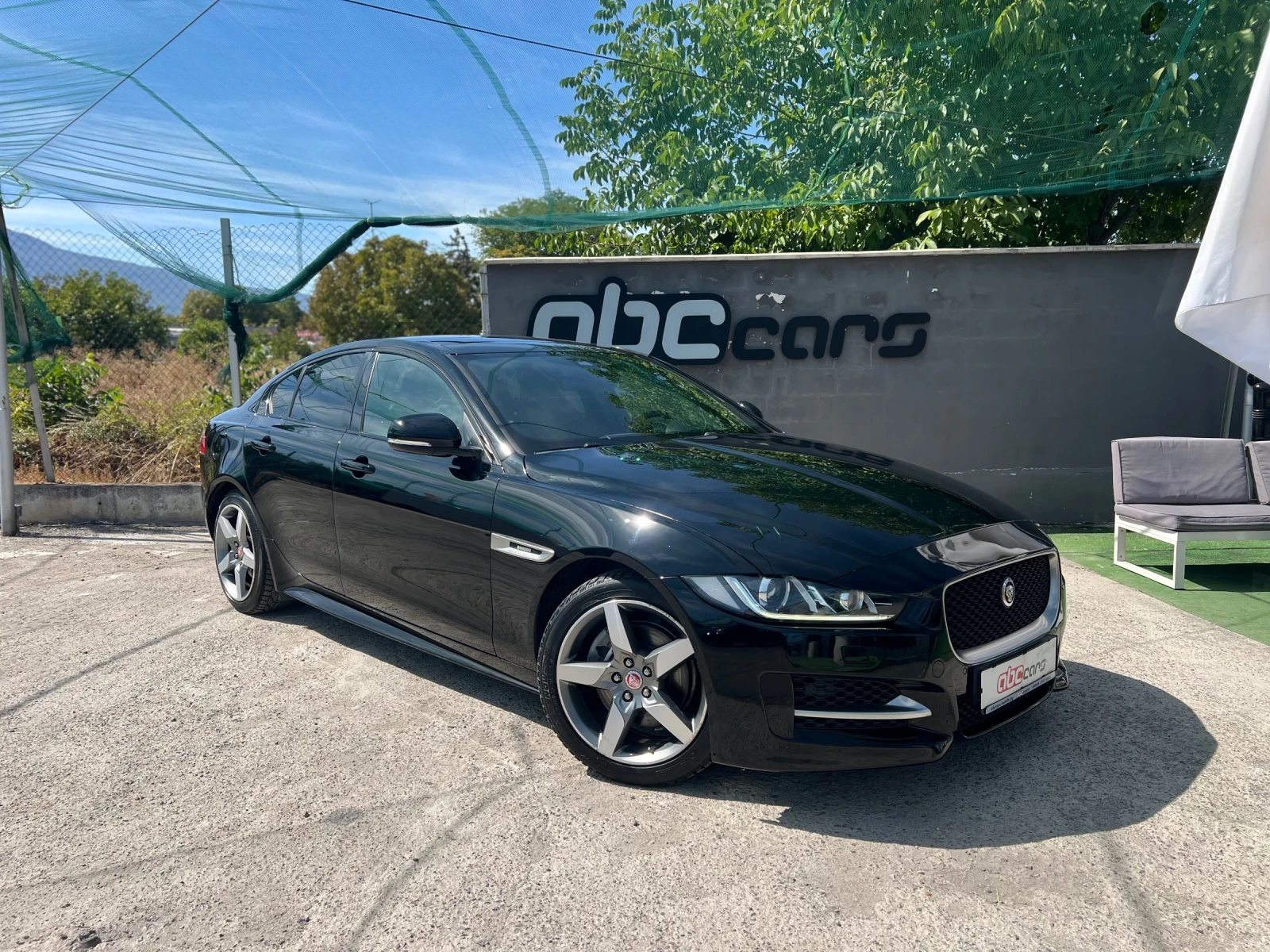 Jaguar XE 2.0D R-Sport - изображение 2