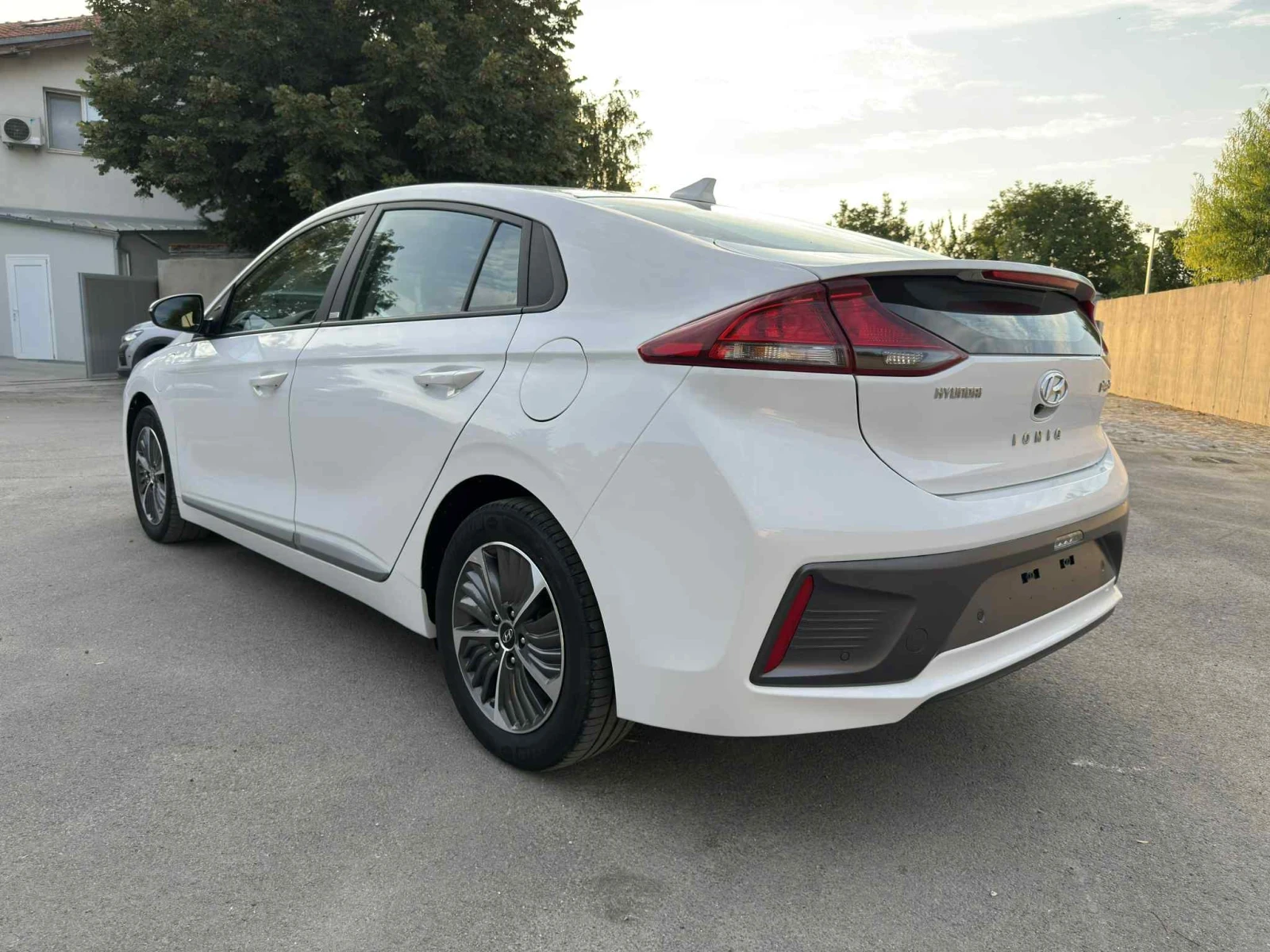 Hyundai Ioniq  - изображение 5