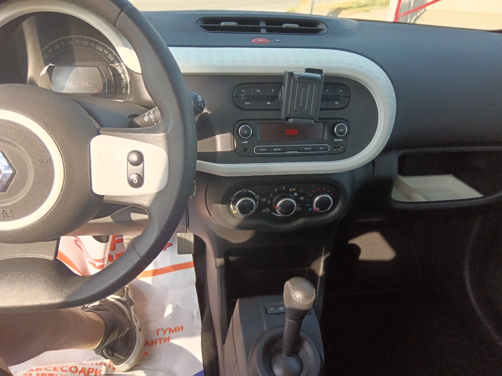 Renault Twingo 1.0 - изображение 9