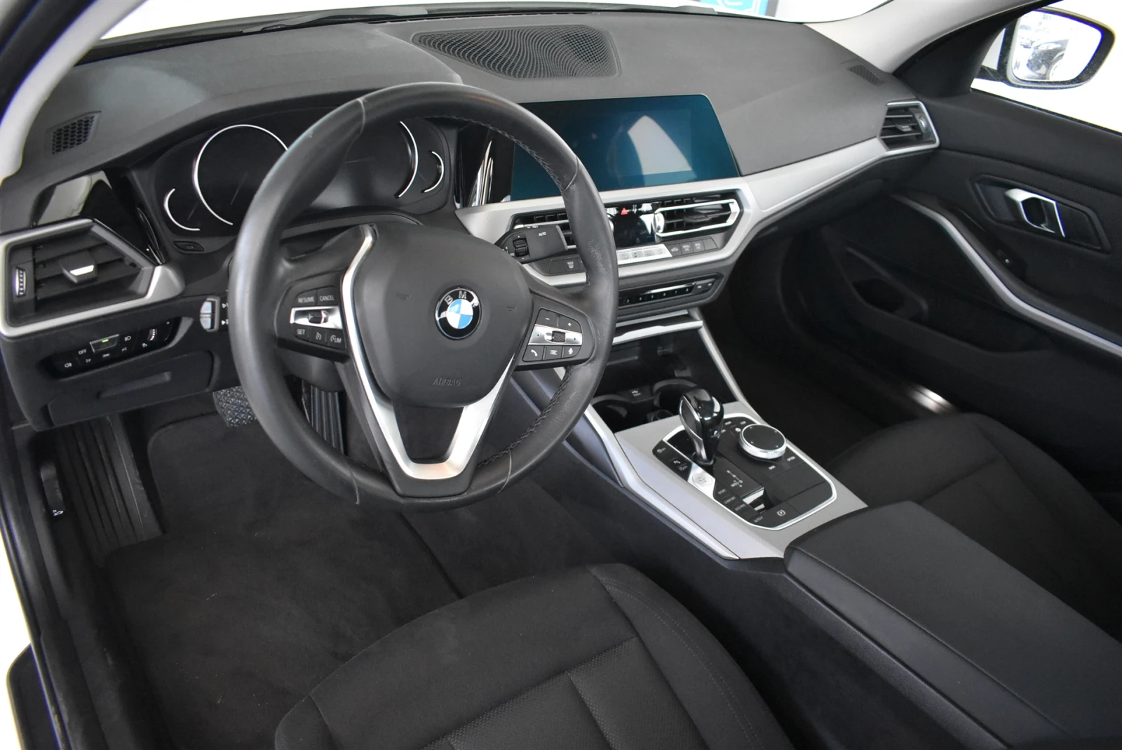 BMW 330 xDrive Седан, снимка 6 - Автомобили и джипове - 54856164