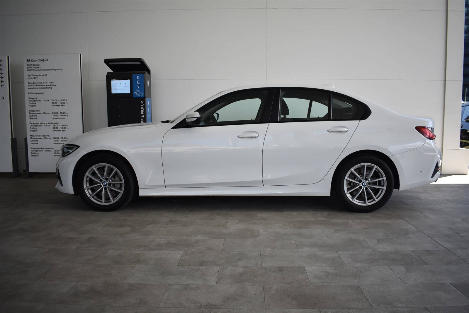 BMW 330 xDrive Седан, снимка 3 - Автомобили и джипове - 54856164