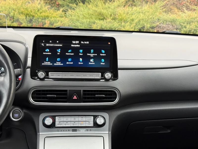 Hyundai Kona Premium 64 KWh 204 hp Bluelink SOH100%, снимка 9 - Автомобили и джипове - 53501724