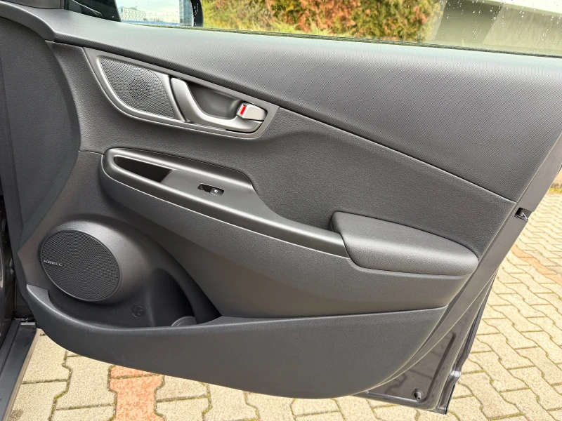 Hyundai Kona Premium 64 KWh 204 hp Bluelink SOH100%, снимка 16 - Автомобили и джипове - 53599808