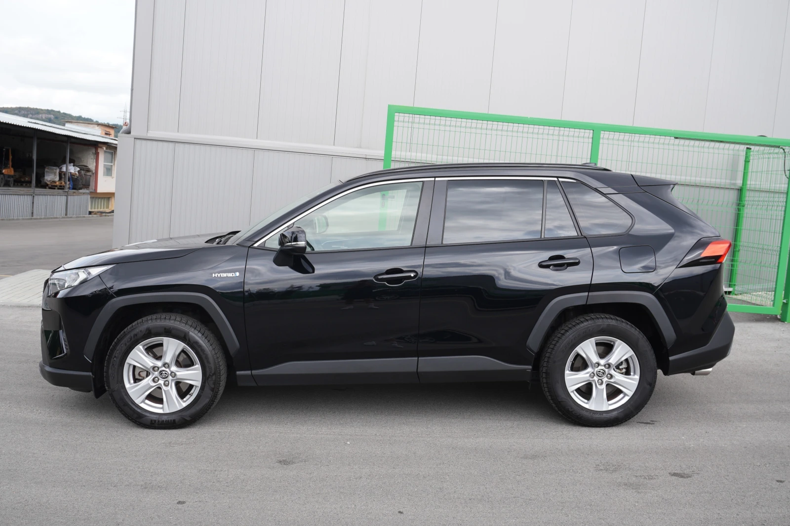 Toyota Rav4 2.5i AWD HYBRID-КАТО НОВА! - изображение 2