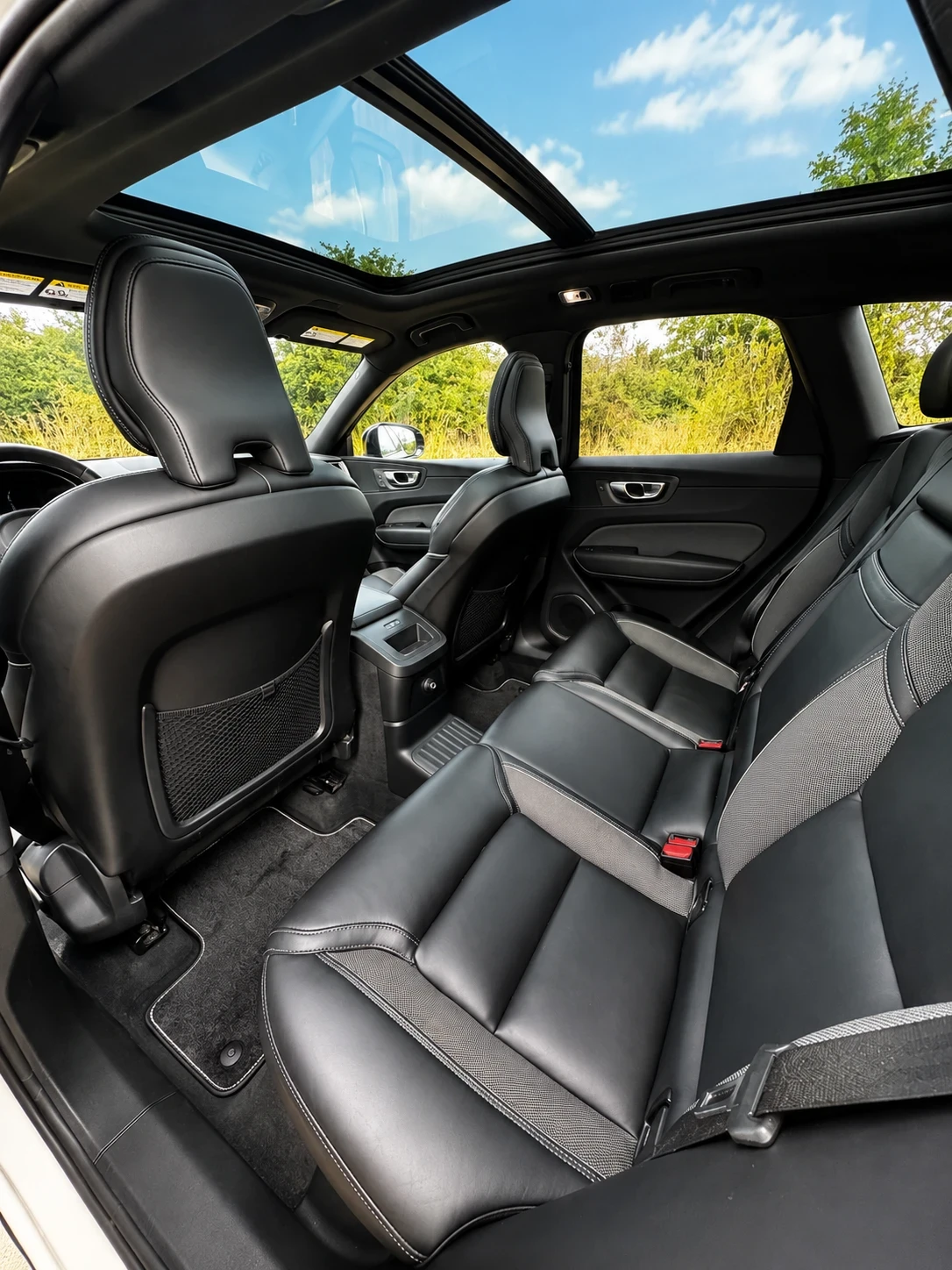 Volvo XC60 Plugin Hybrid T8 R-Design, снимка 6 - Автомобили и джипове - 54959459