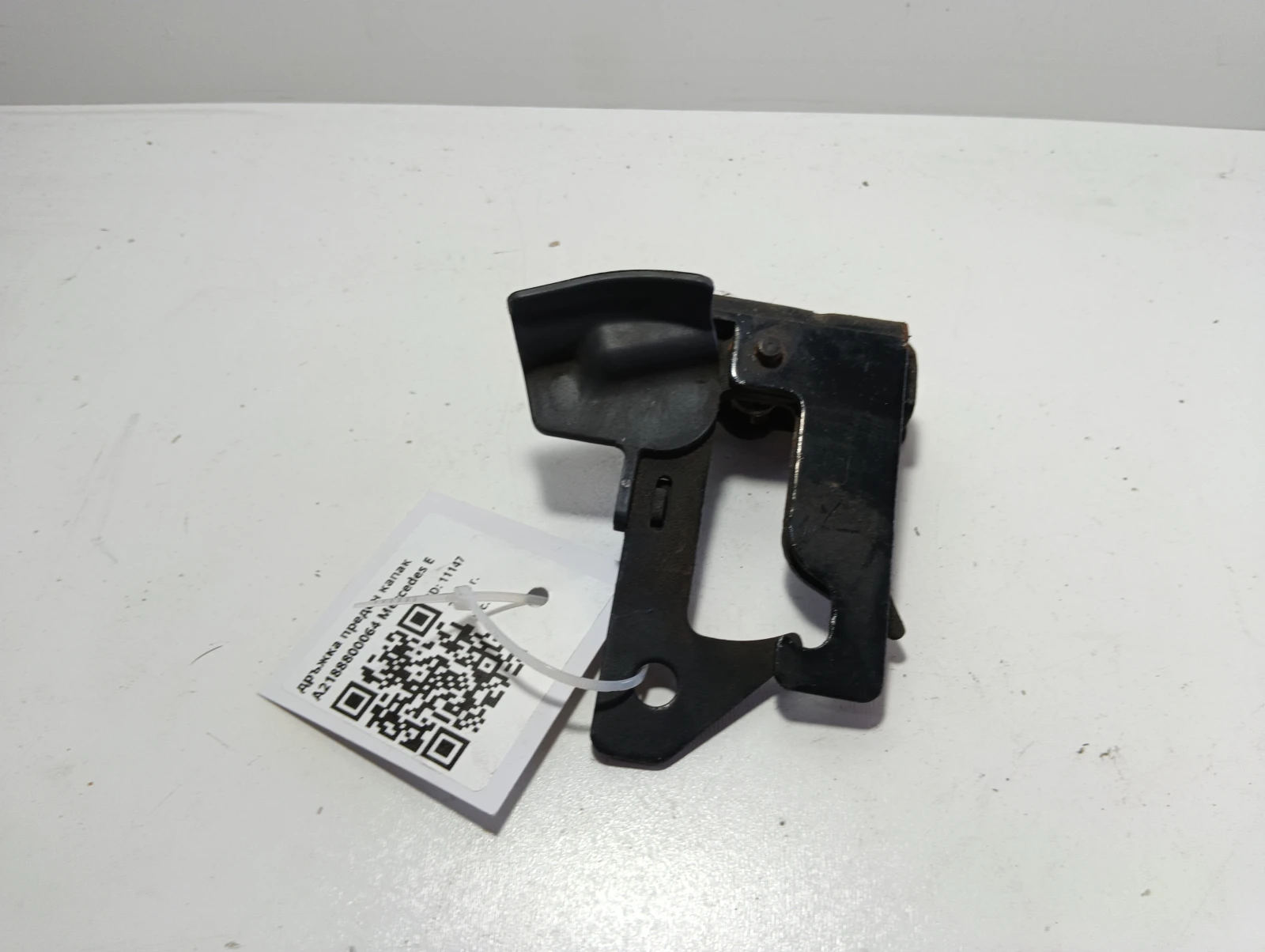 дръжка преден капак A2188800064 Mercedes E