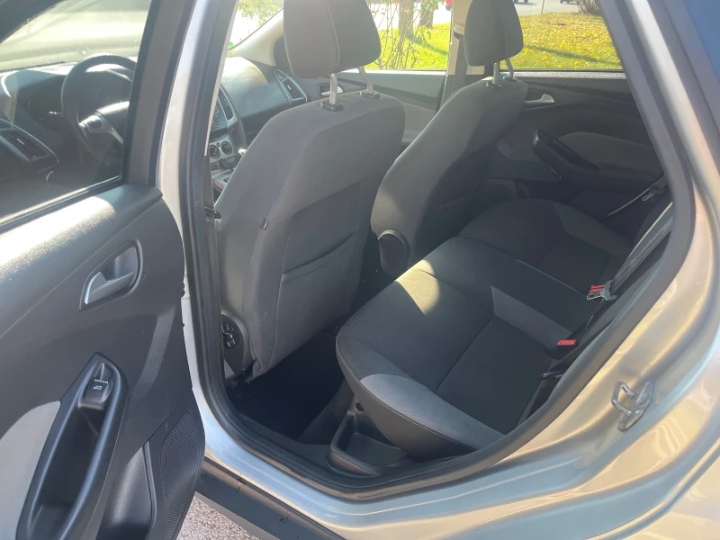 Ford Focus 1.6 benzin Обслужена, снимка 15 - Автомобили и джипове - 52077115