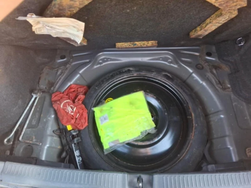 Toyota Auris, снимка 16 - Автомобили и джипове - 52216699