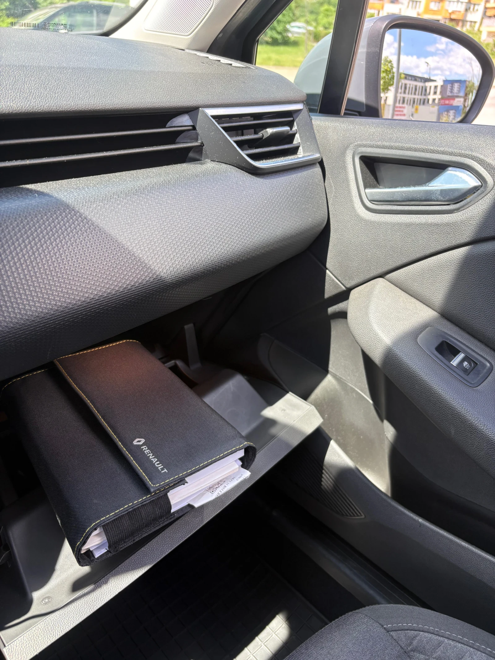 Renault Clio 1.0, снимка 7 - Автомобили и джипове - 54714194