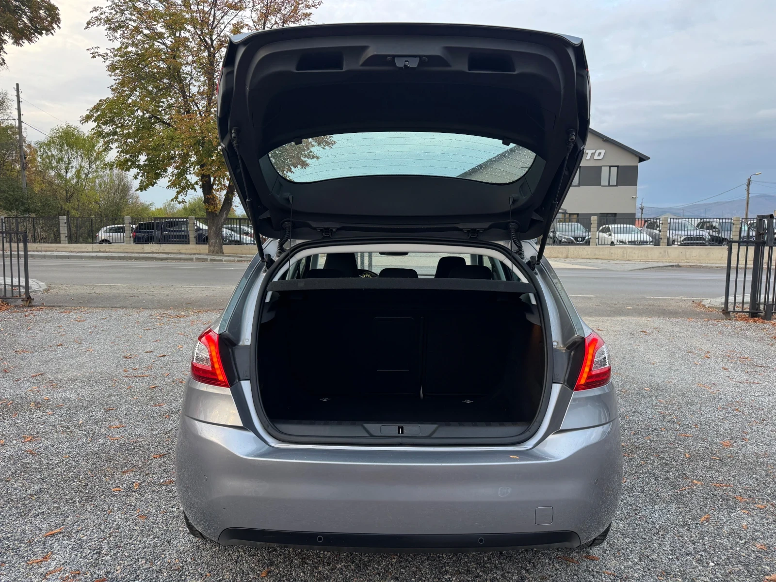 Peugeot 308 1.2i ALLURE!!! LED!! CAMERA!! Full!!, снимка 16 - Автомобили и джипове - 56683717