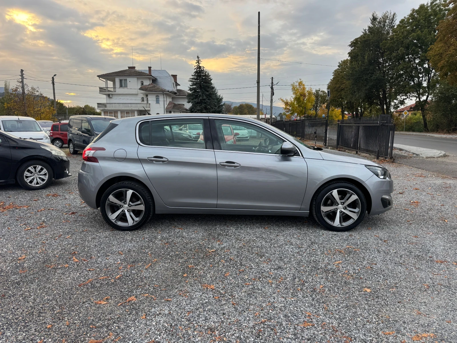 Peugeot 308 1.2i ALLURE!!! LED!! CAMERA!! Full!!, снимка 8 - Автомобили и джипове - 56683717