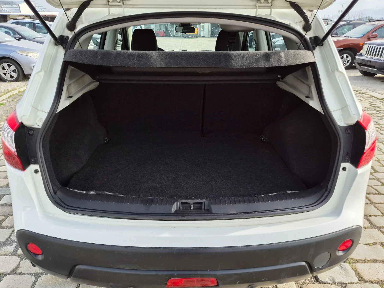 Nissan Qashqai 1.6 БЕНЗИН + ФАБРИЧНА ГАЗ FACELIFT, снимка 8 - Автомобили и джипове - 54217811