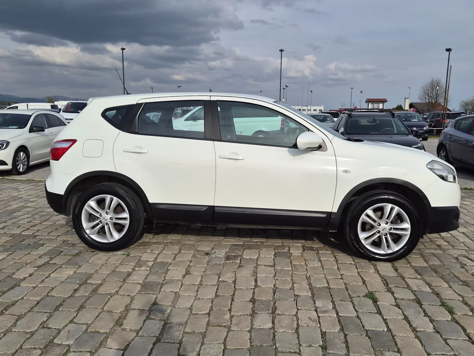 Nissan Qashqai 1.6 БЕНЗИН + ФАБРИЧНА ГАЗ FACELIFT, снимка 5 - Автомобили и джипове - 54217811