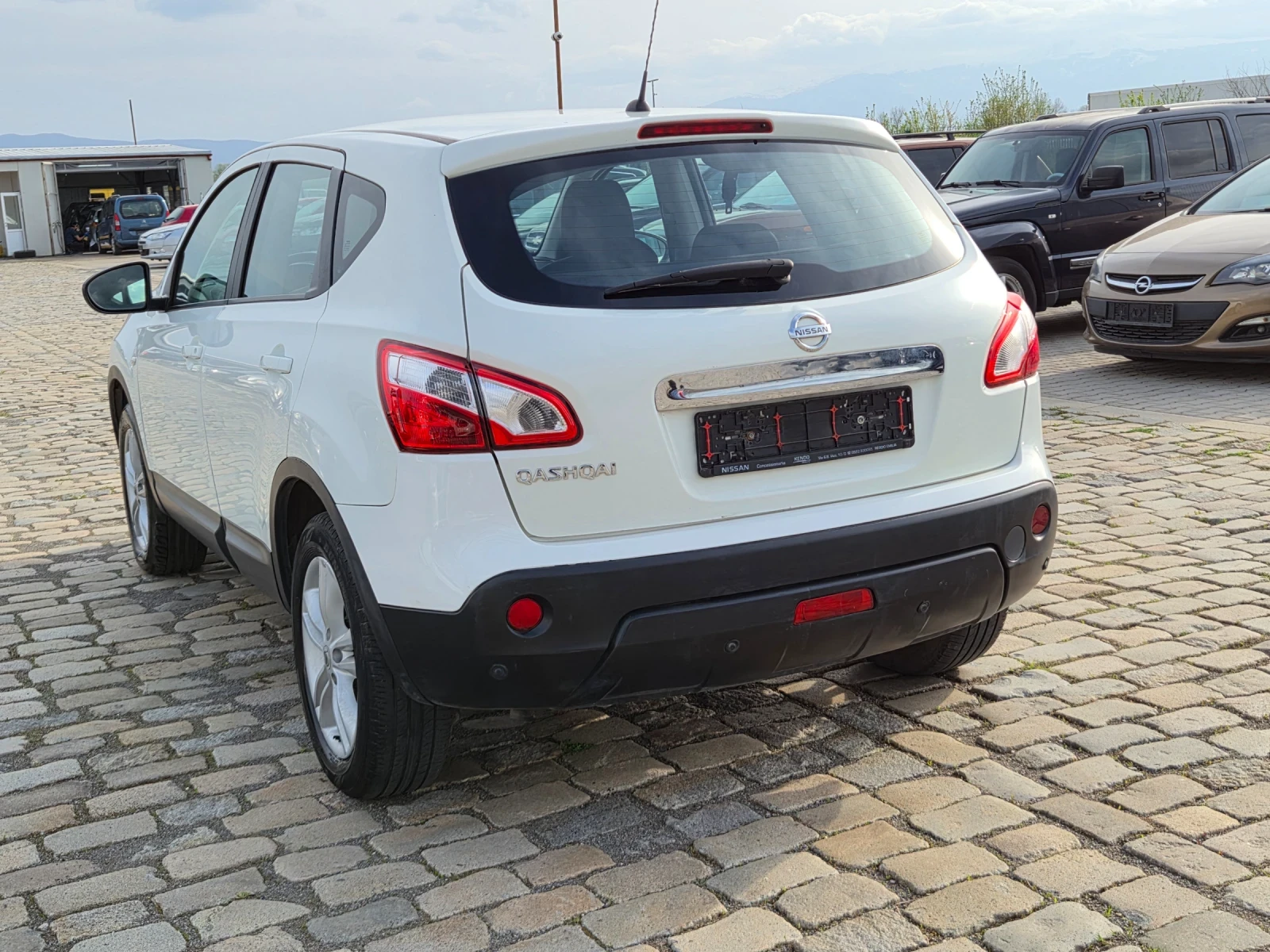 Nissan Qashqai 1.6 БЕНЗИН + ФАБРИЧНА ГАЗ FACELIFT, снимка 7 - Автомобили и джипове - 54217811