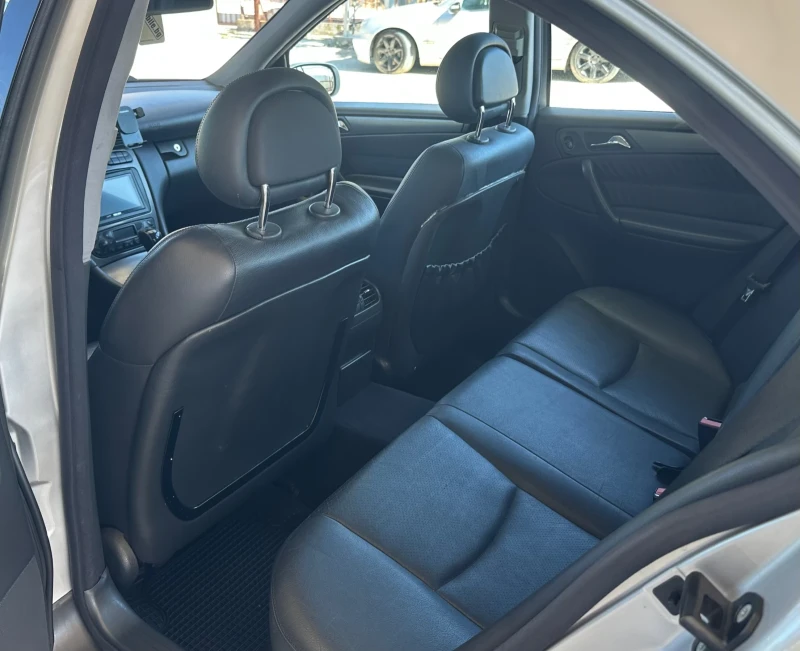Mercedes-Benz C 320, снимка 7 - Автомобили и джипове - 51770086