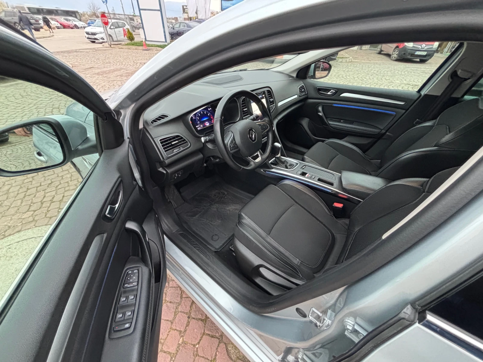 Renault Megane TCe 140 GPF бензин Stop&Start EDC7, снимка 15 - Автомобили и джипове - 54035885