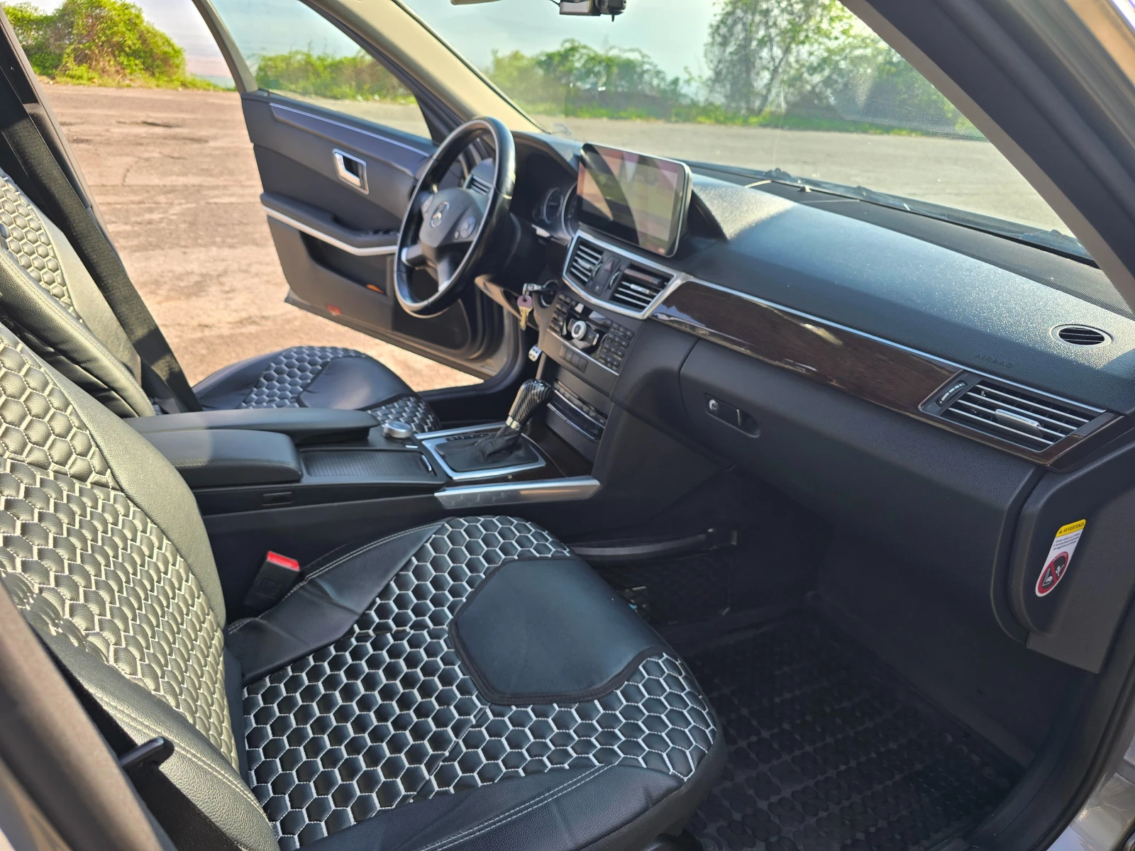 Mercedes-Benz E 220, снимка 11 - Автомобили и джипове - 54351044