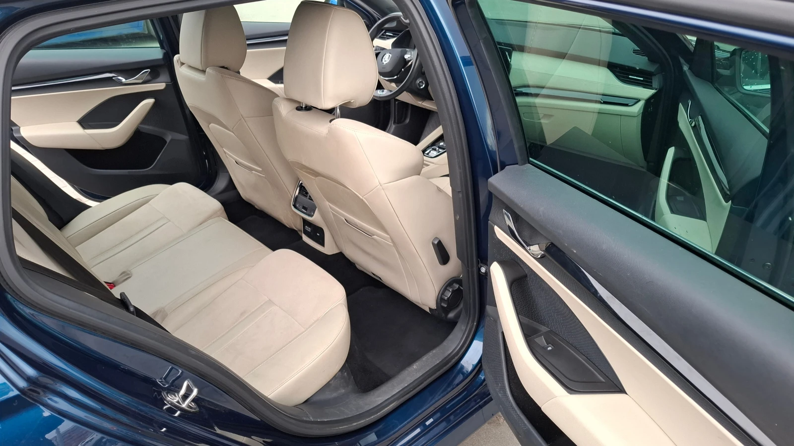 Skoda Octavia 2.0 TDI Premium, снимка 8 - Автомобили и джипове - 55132206