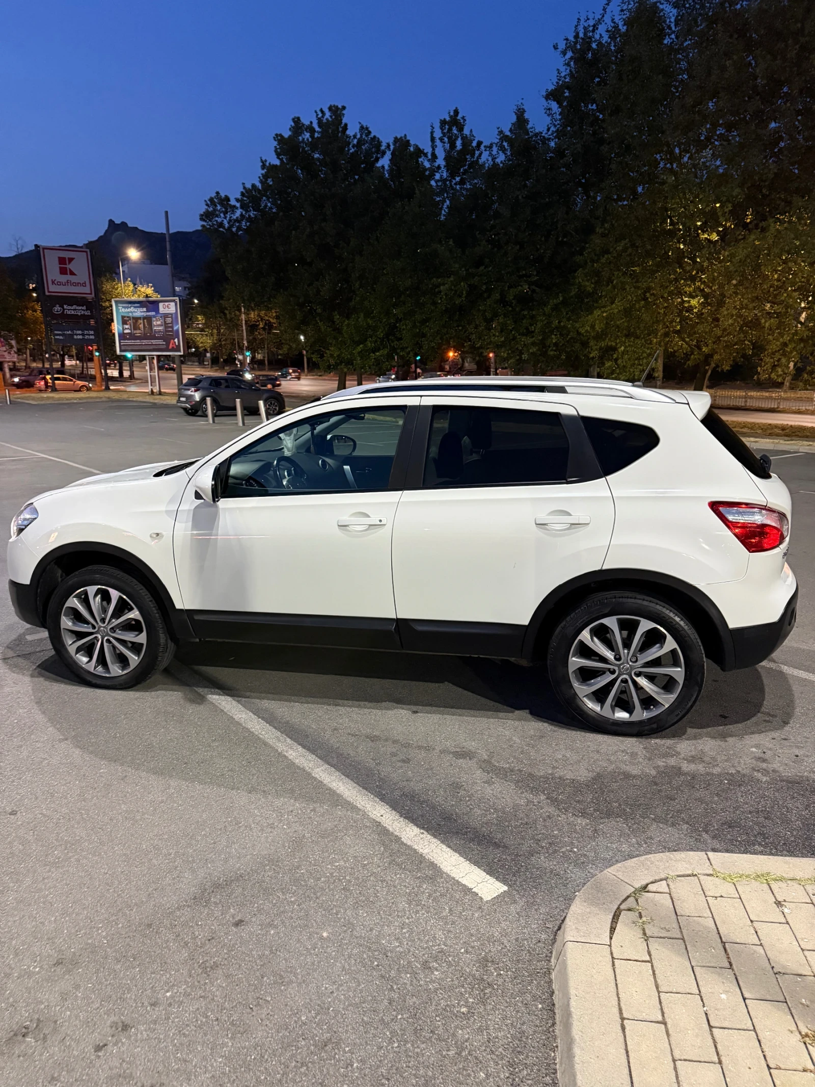 Nissan Qashqai Nissan Qashqai 2.0i, снимка 6 - Автомобили и джипове - 56036815