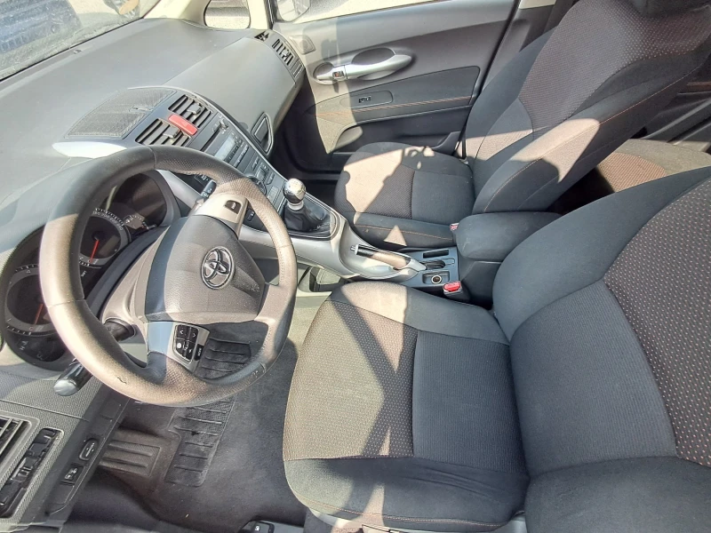 Toyota Auris 1.4, снимка 5 - Автомобили и джипове - 47775252