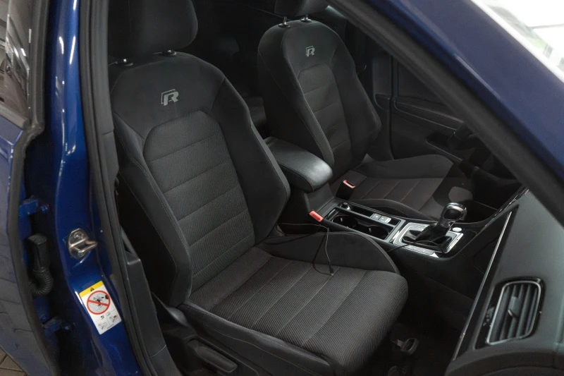 VW Golf R MK7.5 PERFORMANCE PACK От Порше София AKRAPOVIC , снимка 12 - Автомобили и джипове - 53103913