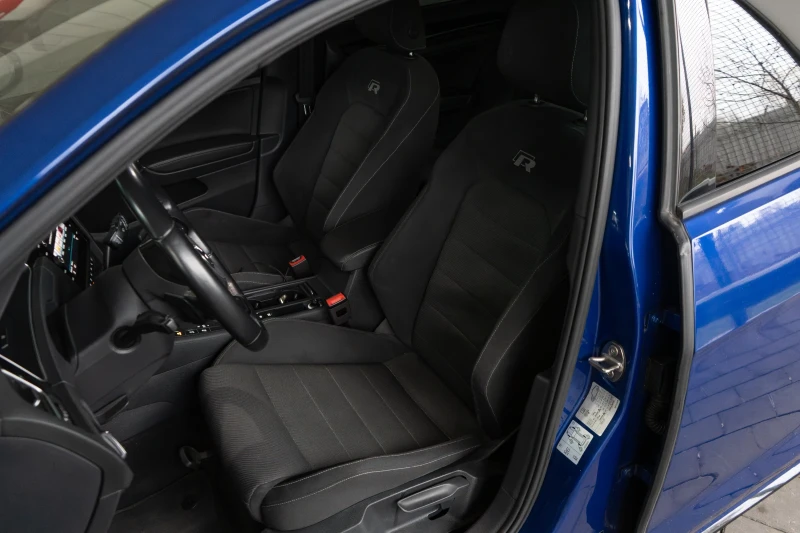 VW Golf R MK7.5 PERFORMANCE PACK От Порше София AKRAPOVIC , снимка 13 - Автомобили и джипове - 53103913