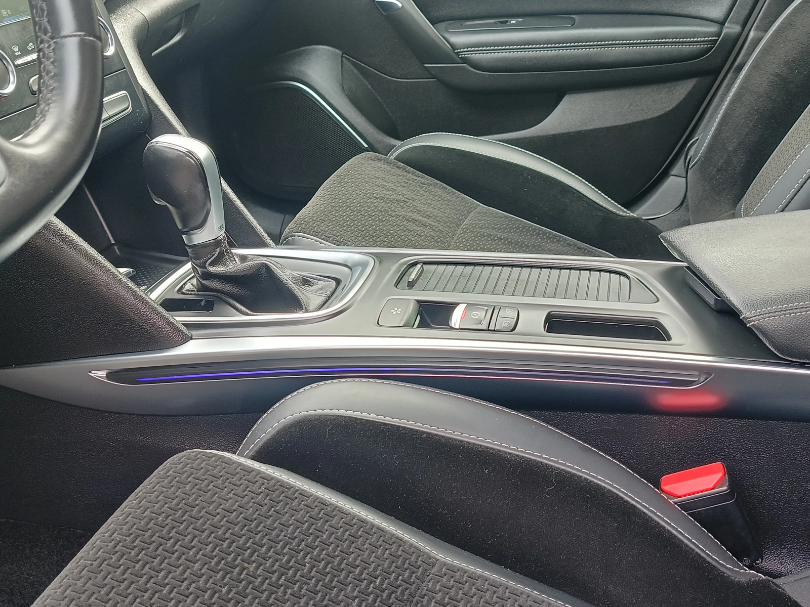 Renault Megane 1.3i Автоматик, снимка 17 - Автомобили и джипове - 54633519