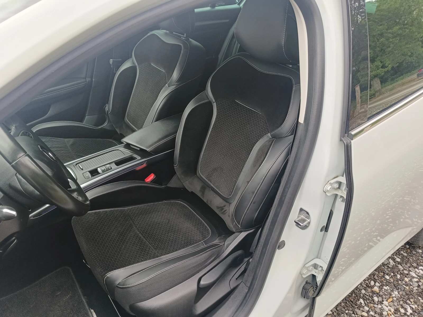 Renault Megane 1.3i Автоматик, снимка 7 - Автомобили и джипове - 54633519