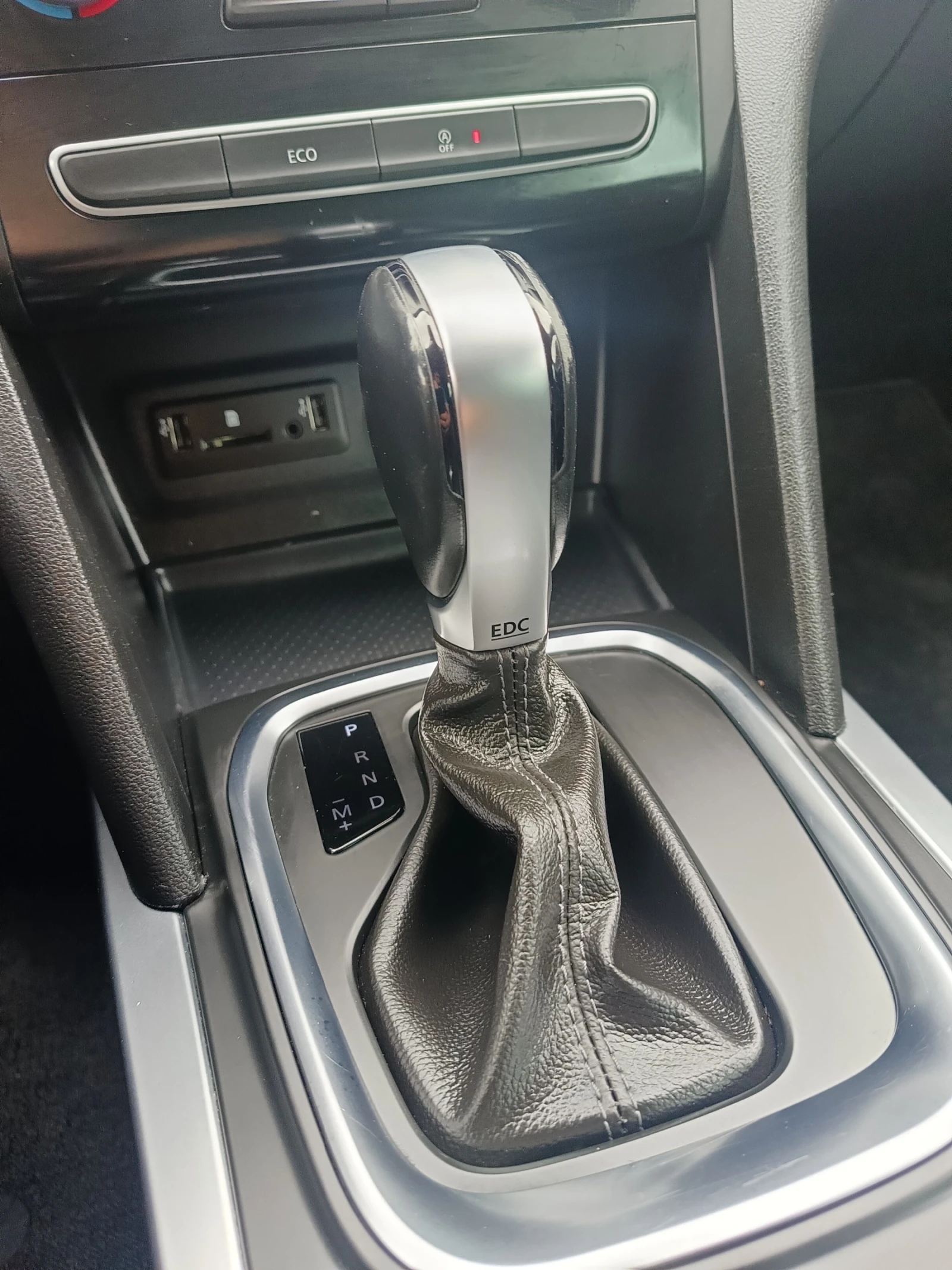Renault Megane 1.3i Автоматик, снимка 14 - Автомобили и джипове - 54633519