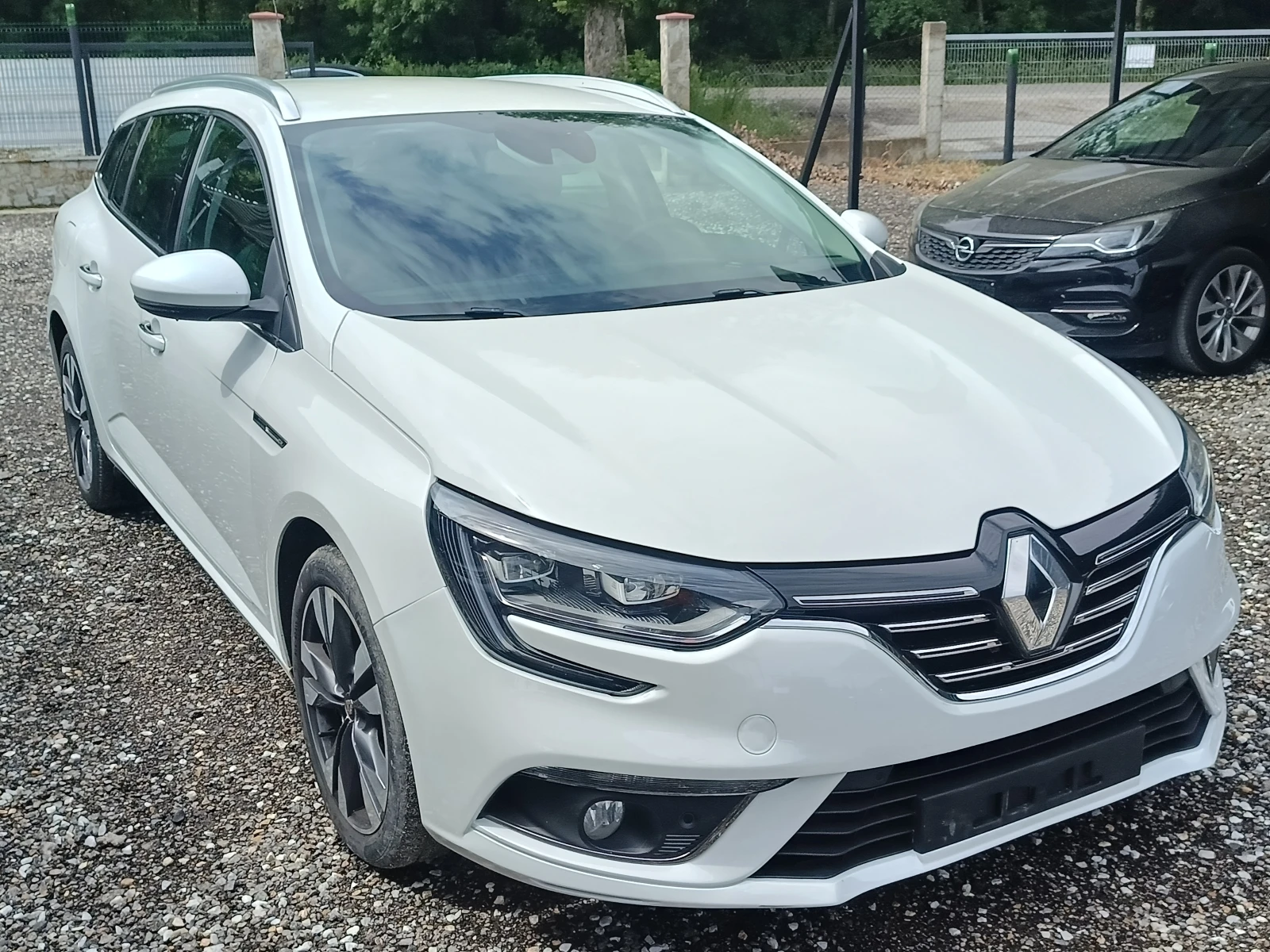 Renault Megane 1.3i Автоматик, снимка 2 - Автомобили и джипове - 54633519