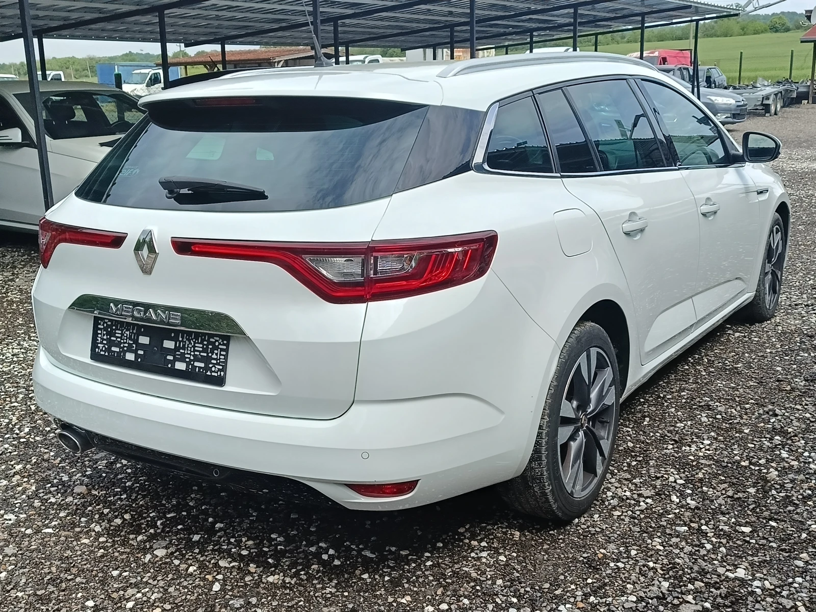 Renault Megane 1.3i Автоматик, снимка 5 - Автомобили и джипове - 54633519