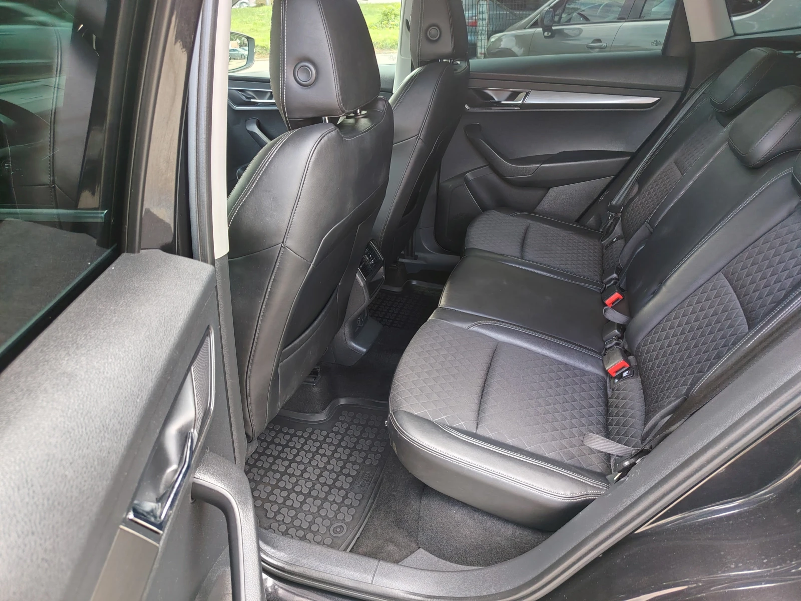 Skoda Karoq 1.6 GAZ BENZIN 116, снимка 10 - Автомобили и джипове - 54928380