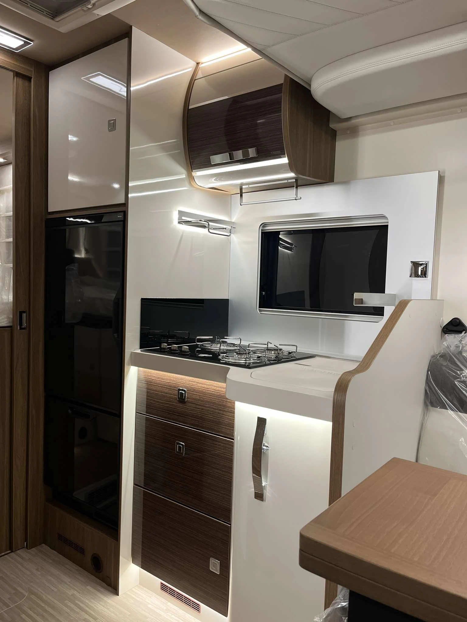 Кемпер Mobilvetta Krosser 2025 Двоен под* NAVI* Камера - изображение 8