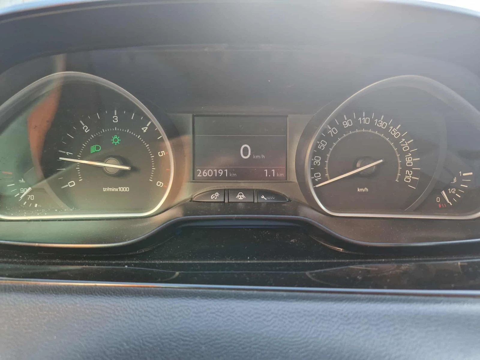 Peugeot 208 1.6 HDI - изображение 9