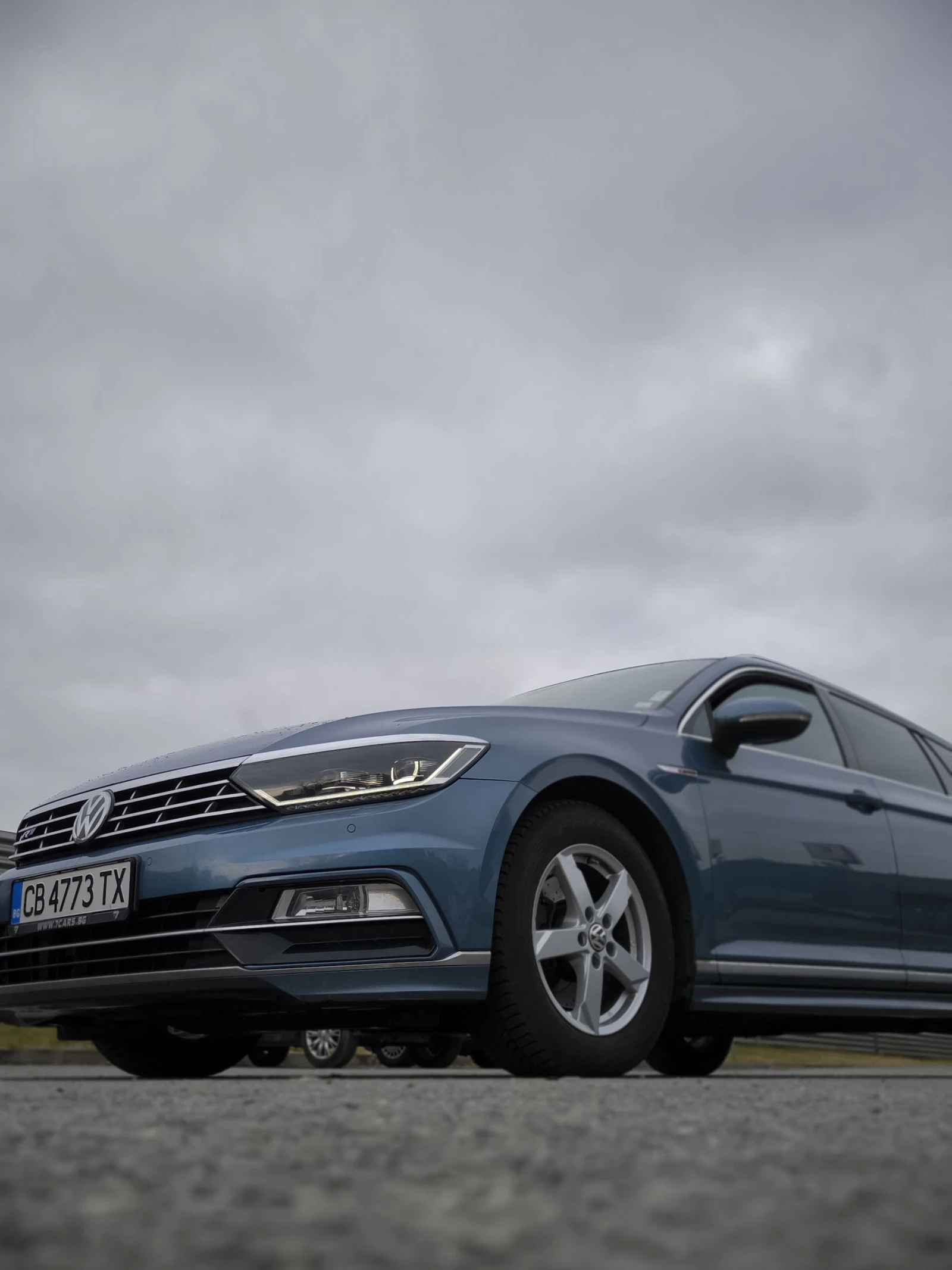 VW Passat 2.0TDI R-LINE - изображение 2