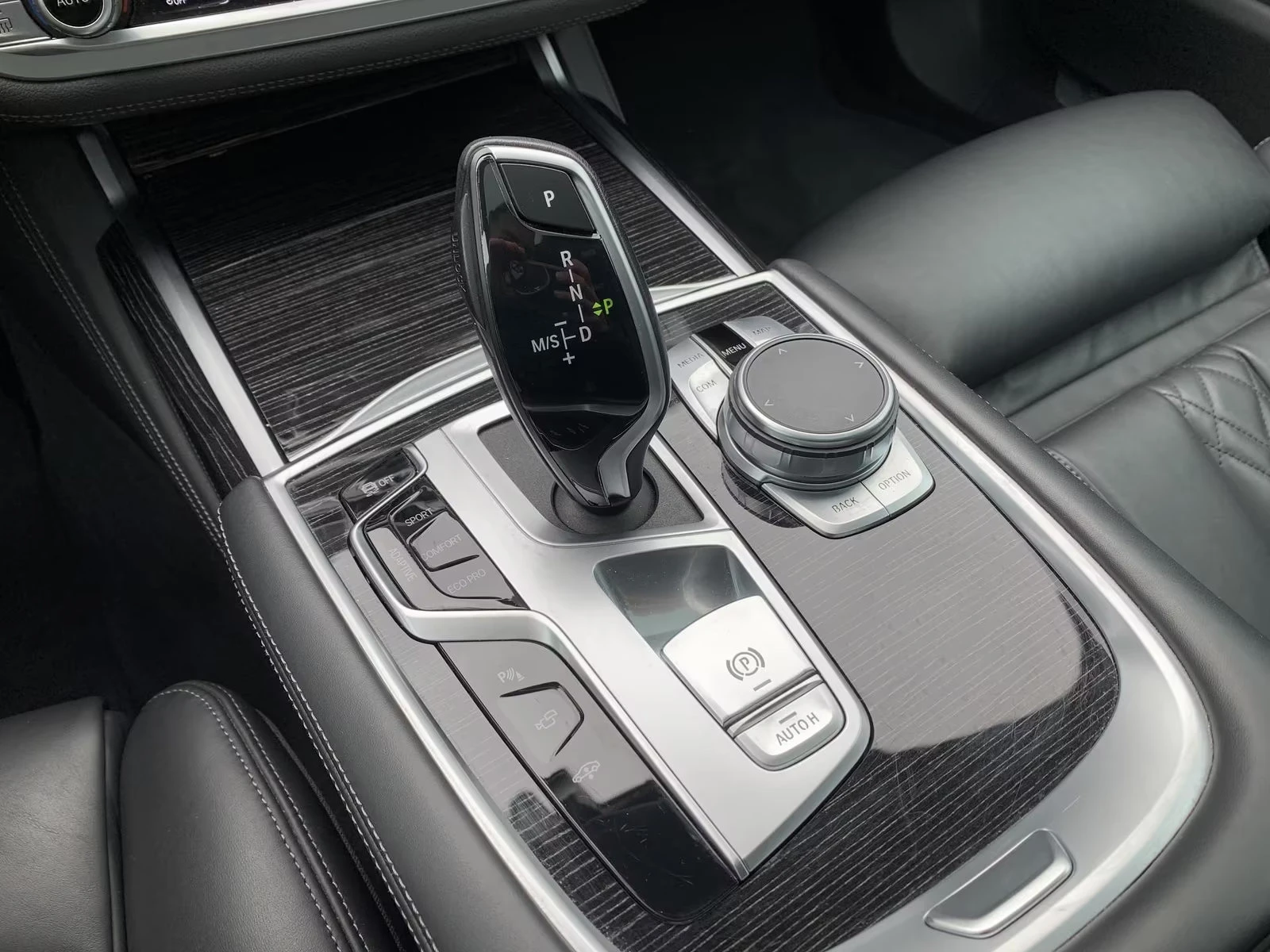 BMW 740 xDRIVE/340HP/M SPORT/PANO/HUD/H&K/MASS/667z, снимка 16 - Автомобили и джипове - 55484736