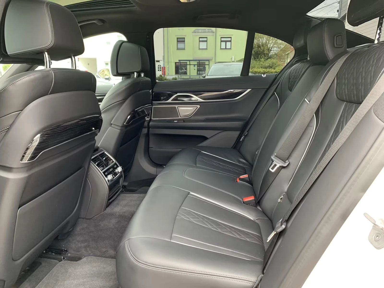 BMW 740 xDRIVE/340HP/M SPORT/PANO/HUD/H&K/MASS/667z, снимка 13 - Автомобили и джипове - 55484736