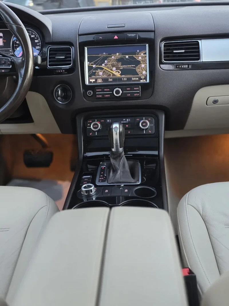 VW Touareg 3.0tdi Печка/ Панорама/ Би ксенон/ Топ , снимка 14 - Автомобили и джипове - 52725767